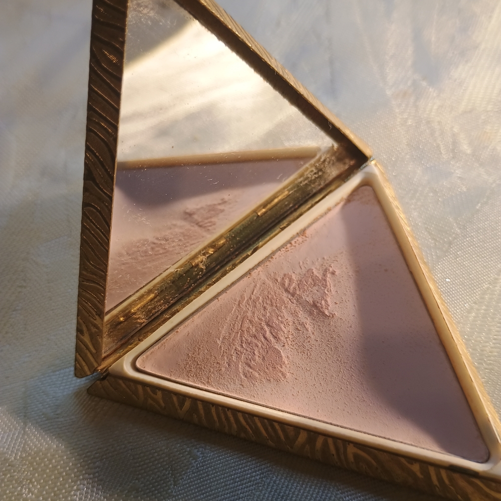 Gold and Pink Triangular Compact - Picture 4 of 5